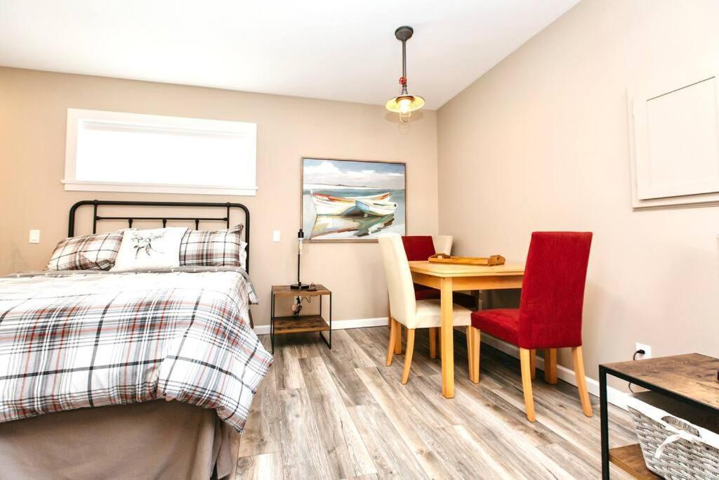 Raincoast Retreat At Shawnigan Lake! Bagian luar foto